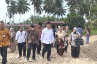 Gubernur Serahkan Bantuan Korban Banjir di Padangpariaman