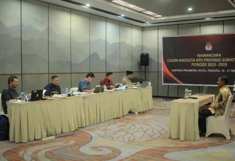 Suasana timsel saat lakukan tes wawancara pada salah seorang calon, di tempat tes berlangsung di salah satu hotel di Padang, Senin (21/3) kemarin. (Dok : Istimewa)