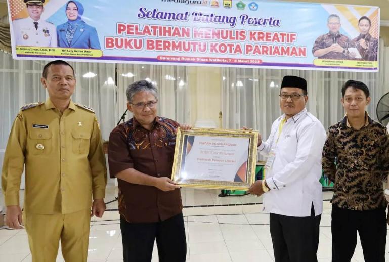 Disaksikan Wako Genius Umar, salah seorang peserta pelatihan terima sertifikat penghargaan pelatihan menulis kreatif buku bermutu Kota Pariaman di Balairung rumah dinas wali kota setempat, Selasa (7/3). (Dok : Istimewa)