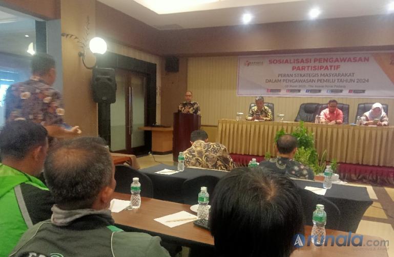 Ketua Bawaslu Kota Padang Dorry Putra saat membuka sosialisasi pengawasan partisipatif bagi 13 komunitas yang ada di kota itu, Kamis (9/3). (Foto : Arzil)