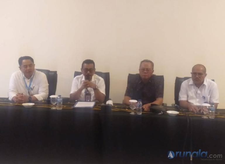 Direktur Utama Bank Nagari Muhamad Irsyad didampingi Direktur Eksekutif Asbanda, Wimran Ismaun, Direktur Keuangan Bank Nagari Sania Putra dan Ketua Pelaksana Hardi Putra. (Foto : Fajril)