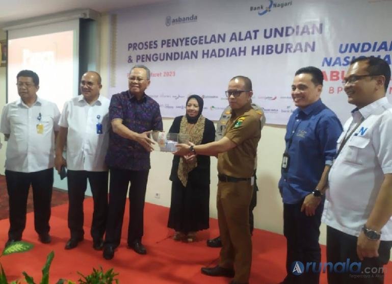 Foto bersama usai prosesi penyegelan alat Undian Nasional Tabungan Simpeda, di Hotel Truntum Padang, Selasa (7/3). (Foto : Fajril)