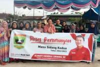 Anggota DPRD Sumbar, Albert Hendra Lukman bersama warga yang jadi konstituennya di daerah Gunung Pangilun, Minggu (5/3). (Dok : Istimewa)