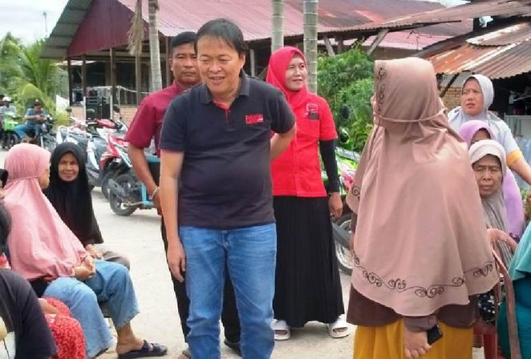 Anggota DPRD Sumbar, Albert Hendra Lukman bersama warga Kelurahan Batipuh Panjang Kecamatan Koto Tangah, Kota Padang, Jumat (3/3). (Dok : Istimewa)