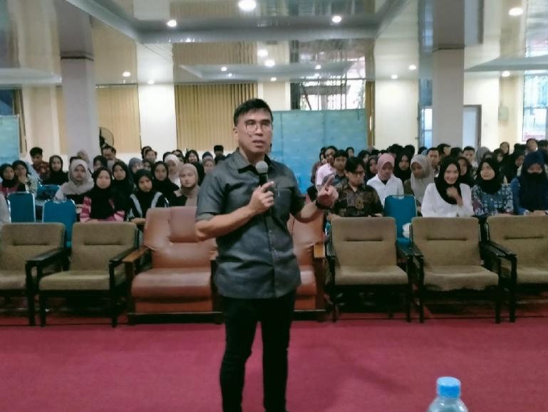 Anggota DPD RI asal Sumbar, Alirman Sori ketika berikan kuliah umum bagi mahasiswa dan mahasiswi Unand, Kamis (9/3). (Dok : Istimewa)