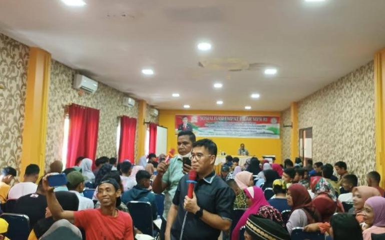 Senator Alirman Sori berswafoto dengan salah seorang anggota PPDI Pessel yang ikut sosialisasi 4 Pilar MPR di Painan, Minggu (5/3). (Dok : Istimewa)