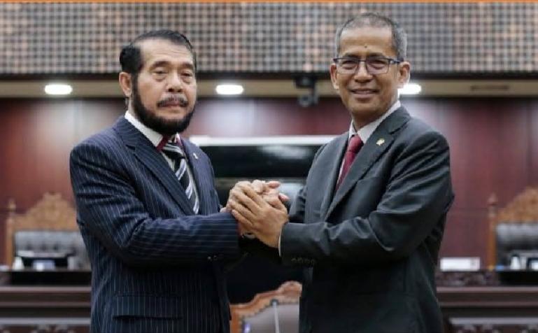 Anwar Usman dan Saldi Isra saling jabat tangan setelah terpilih sebagai Ketua dan Wakil Ketua MK periode 2023 -- 2028 dalam RPH MK, Rabu (15/3). (Dok : Istimewa)