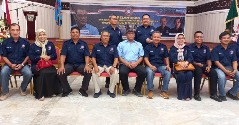 Ketum DPP KSPSI, Mohammad Jumhur Hidayat bersama pengurus DPD KSPSI Sumbar yang baru dilantik di aula kantor Gubernur Sumbar, Senin (13/3). (Dok : Istimewa)