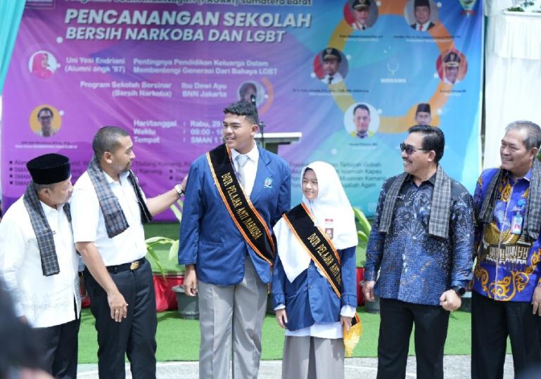 Wagub Audy Joinaldy bersama Duta Anti Narkoba dari SMAN 1 Tilatang Kamang, Agam, Rabu (29/3). (Dok : Istimewa)