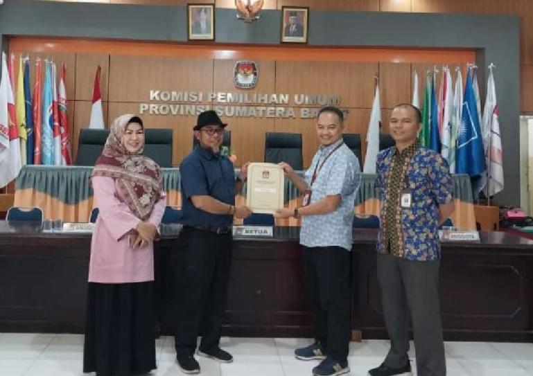 Balon anggota DPD RI asal Sumbar, Arif Yumardi serahkan syarat dukungan perbaikan kesatu kepada KPU Sumbar, Jumat (10/3). (Dok : Istimewa)