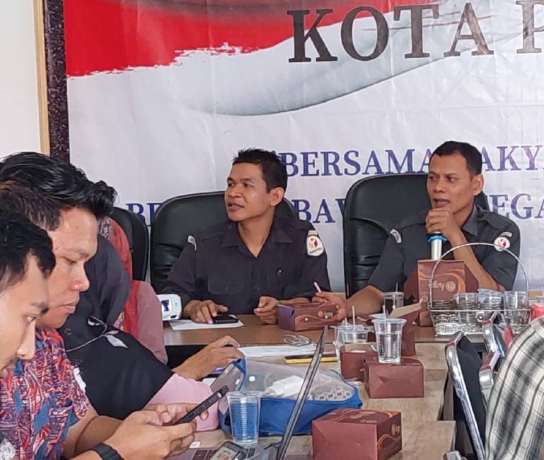Staf Bawaslu Kota Padang berikan materi pada rakor evaluasi pengawasan penyusunan daftar pemilih hasil pemutahiran oleh PPS dan Pantarlih di kantor Bawaslu Kota Padang, Senin (20/3). (Dok : Istimewa)