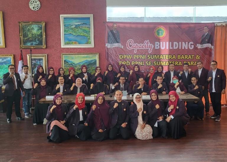 Foto bersama pengurus DPW PPNI Sumbar dan DPD PPNI se-Sumbar saat Capacity Building. (Dok : Istimewa)