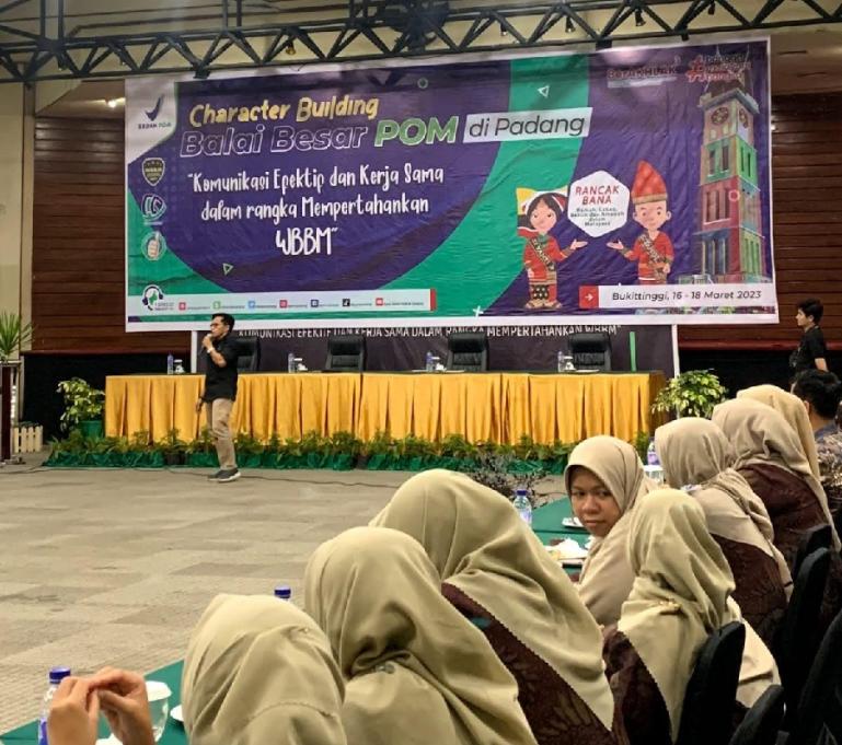 Motivator dan trainer Joni Mardianto SS MPar memompa semangat peserta Capacity Building di Hotel Novotel, Bukittinggi. (Dok : Istimewa)