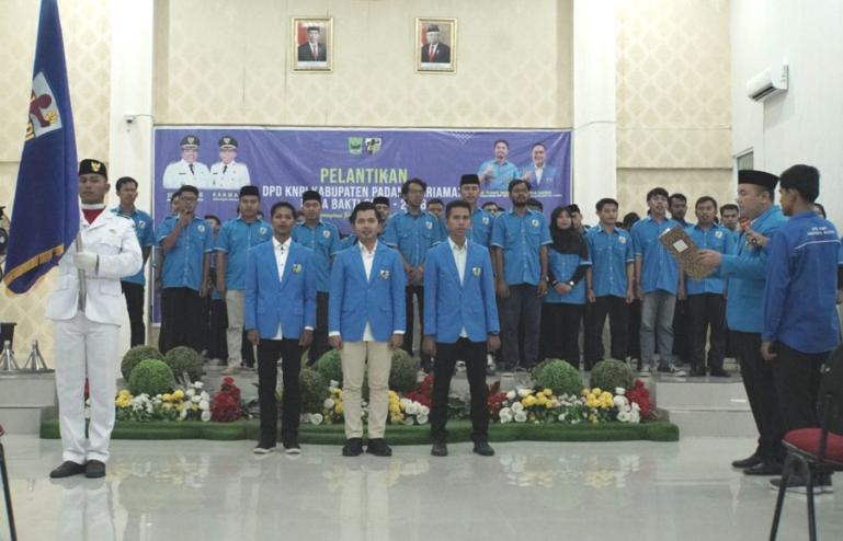 Ketua DPD KNPI Sumbar, Nanda Satria kukuhkan David Marwandi jadi Ketua KNPI Padangpariaman yang baru, Minggu (19/3). (Dok : Istimewa)