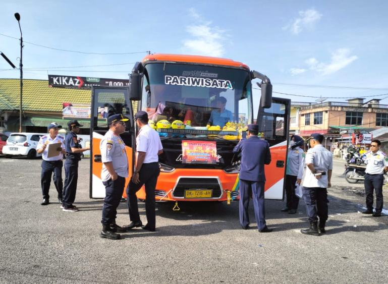 Tim inspeksi dari Dishub Padangpariaman cek kondisi kendaraan umum di Terminal Sicincin dan Terminal Sungai Limau. Senin (20/3). (Dok : Istimewa)