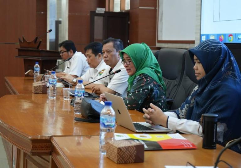 Kepala Diskominfotik Sumbar, Siti Aisyah saat diskusi dalam Forum OPD, di Bukittinggi, Rabu (1/3). (Dok : Istimewa)