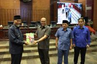 Ketua DPRD Sumbar, Supardi terima laporan LKPJ 2022 yang serahkan Gubernur Mahyeldi dalam rapat paripurna pada Jumat (24/3). (Dok : Istimewa)