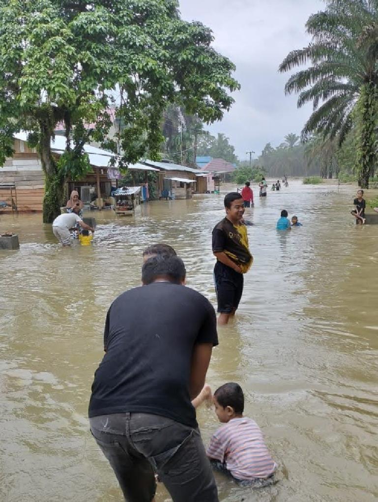 Kondisi banjir yang terjadi di Timpeh, Kabupaten Dharmasraya, Kamis (9/3). (Dok : Istimewa)