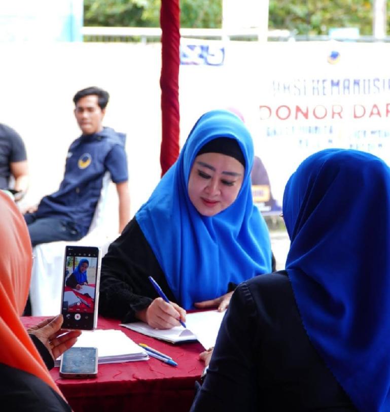 Ketua Garnita Malahayati NasDem Sumbar Lisda Hendrajoni isi formulir untuk ikut donor darah, Jumat (3/3). (Dok : Istimewa)