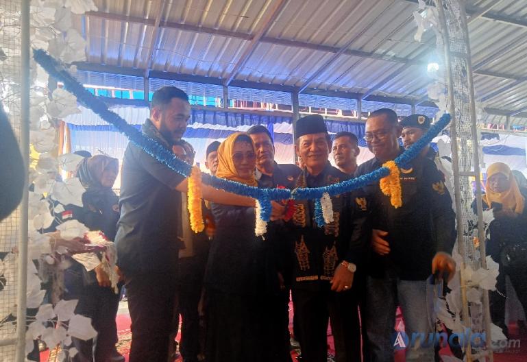 Ketua DPW NasDem Sumbar, Fadly Amran gunting pita peresmian kantor DPC NasDem Kecamatan Nanggalo Padang, Minggu siang (19/3). (Foto : Arzil)