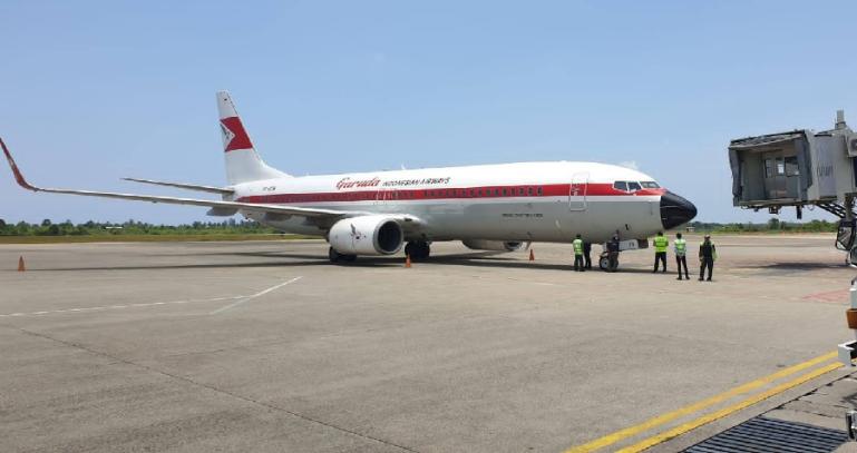 Penampakan pesawat Garuda Indonesia GA 149 tujuan Jakarta yang harus return to base karena kendala teknis, Jumat siang (17/3). (Dok : Istimewa)