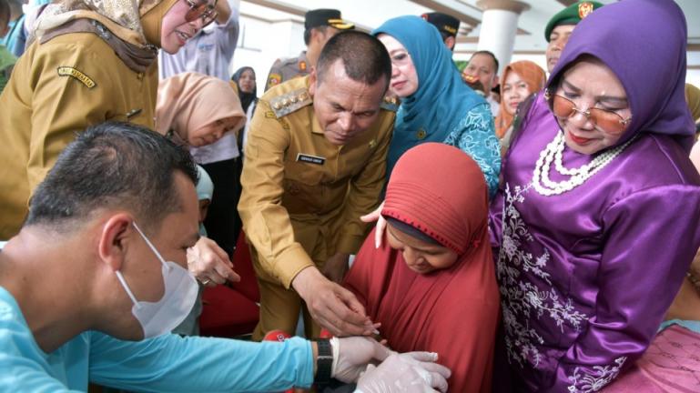 Wako Genius umar yang mewakili Gubernur Provinsi Sumbar melaksanakan launching Crash Program Imunisasi Polio di Kota Pariaman, Senin (6/3). (Sumber : Istimewa)