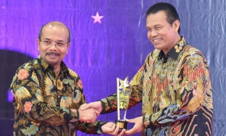 Wali Kota Pariaman, Genius Umar, menerima penghargaan dari Padang TV dalam acara Padang TV Award memperingati HUT 16 Tahun 2023 dalam malam anugerah 