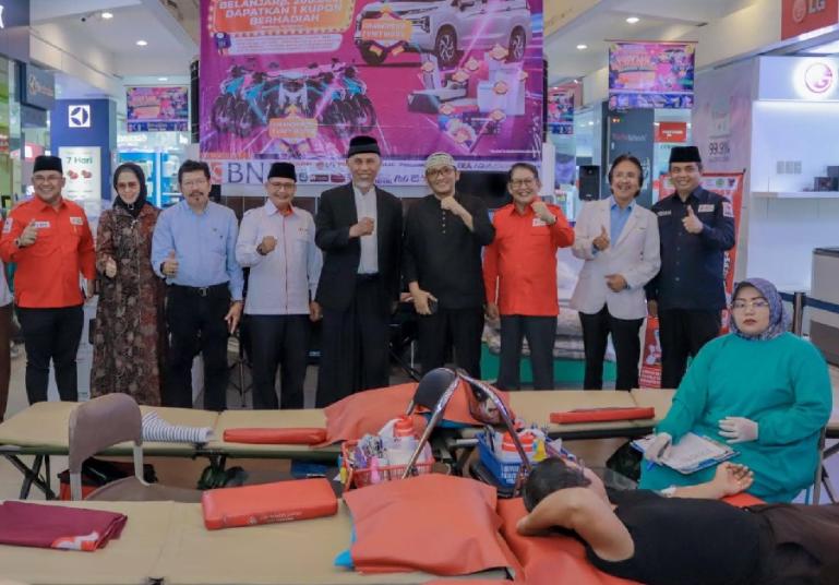 Gubernur Mahyeldi bersama pengurus PMI Sumbar saksikan aksi donor darah di SJS Padang, Kamis malam (23/3). (Dok : Istimewa)