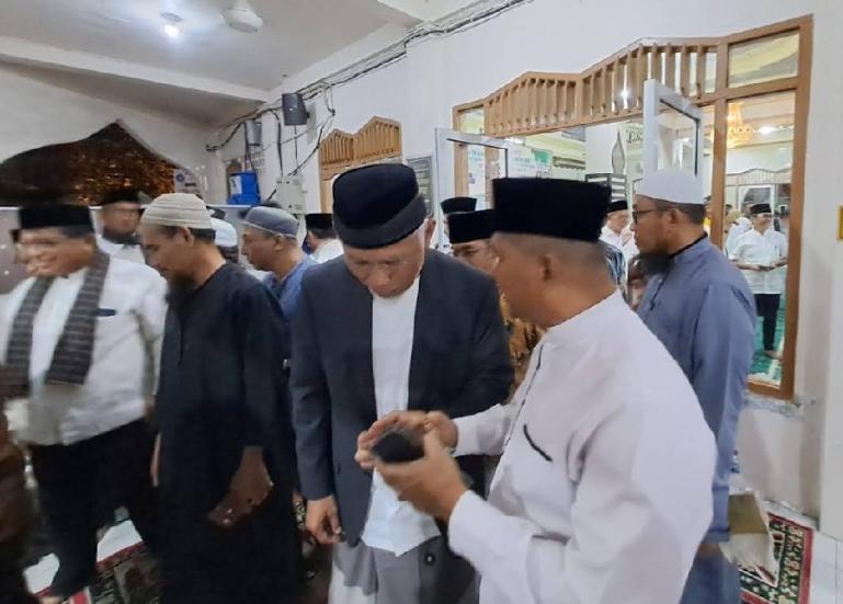 Gubenur Sumbar, Mahyeldi Ansharullah bersama pengurus Masjid Darussakinah, Komplek Filano Jaya I, Kelurahan Kubu Dalam Parak Karakah, Sabtu (25/3) malam. (Dok : Istimewa)