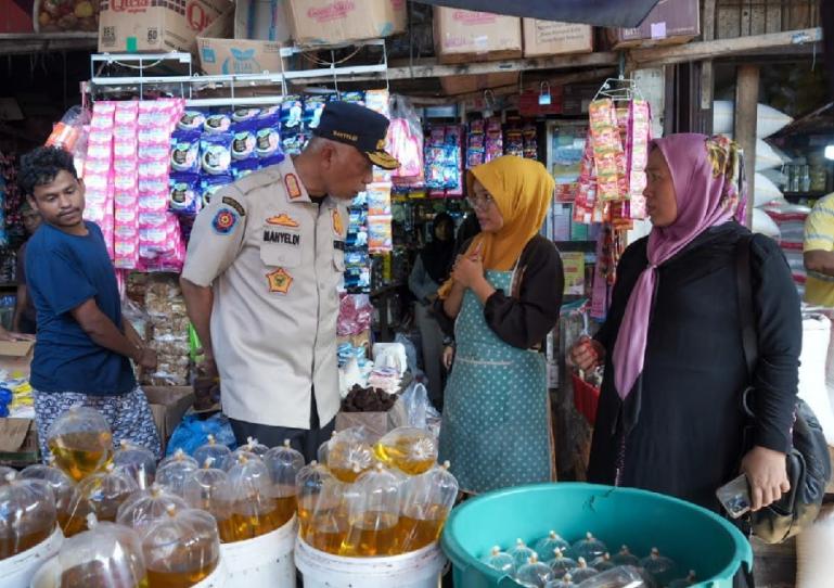 Gubernur Sumbar, Mahyeldi saat tinjau harga sembako di Pasar Bandar Buat, Padang, Sabtu (18/3). (Dok : Istimewa)