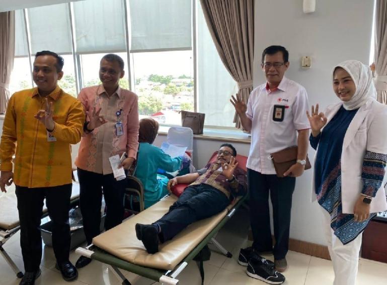 Direktur Utama Bank Nagari Muhamad Irsyad ikut mendonorkan darahnya saat Donor Darah Bank Nagari, Kamis (16/3). Turut didampingi Direktur Kredit dan Syariah Gusti Candra serta Pemimpin Divisi Sekretaris Perusahaan Idrianis. (Dok : Istimewa)