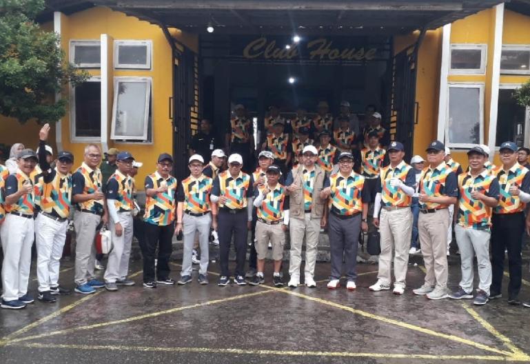 Foto bersama komisaris dan direksi Bank Nagari bersama mitra dan relasi jelang turnamen golf di Lapangan Golf Wirabiraja, Ulugadut, Kota Padang, Sabtu (11/3). (Dok : Istimewa)