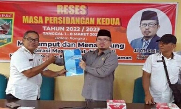 Anggota DPRD Sumbar, JJ Dt Gadang saat mengunjungi konstituennya di Kecamatan Batang Anai, Kabupaten Padangpariaman, Rabu (1/3). (Dok : Istimewa)