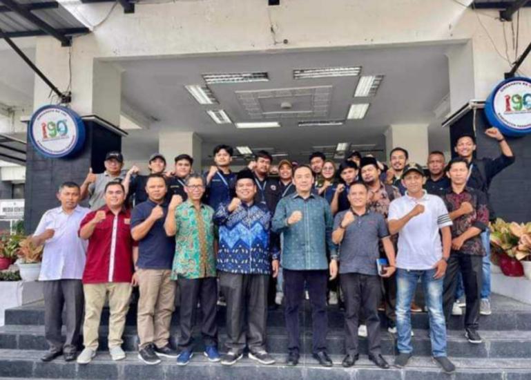 Komisi V DPR RI, Muhammad Iqbal dan rombongan disambut Bupati Padangpariaman, Suhatri Bur, Minggu (26/3). (Dok : Istimewa)