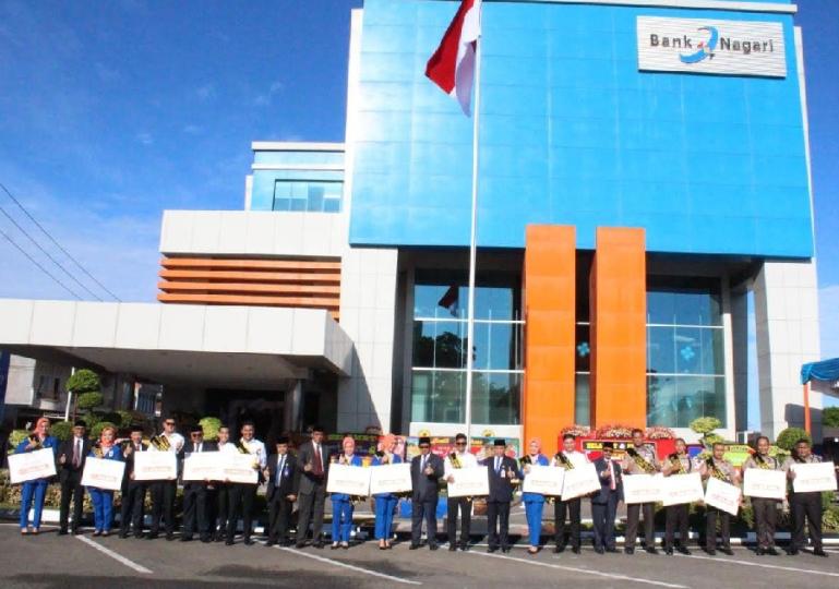 Komisaris dan Direksi Bank Nagari bersama pegawai terbaik usai upacara HUT ke-61 Bank Nagari, Minggu (12/3). (Dok : Istimewa)