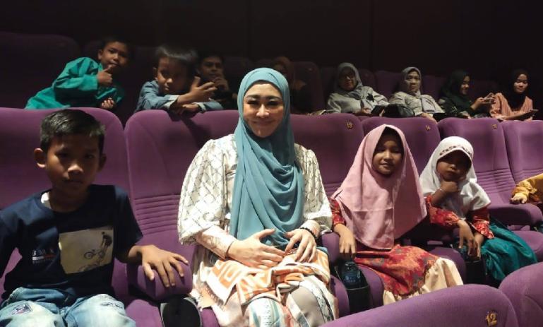 Anggota DPR RI Dapil Sumbar, dari Partai NasDem, Lisda Hendrajoni bersama sejumlah anak yatim nonton bareng di XXI Transmart Padang, Minggu (12/3). (Dok : Istimewa)