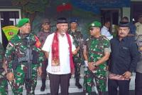 Gubernur Mahyeldi bersama Danrem 032/Wbr, Brigjen TNI Rayen Obersyl sesaat akan melepas Satgas Yonif 133/YS yang akan berangkat Pamtas ke Papua Barat, Rabu (15/3). (Dok : Istimewa)