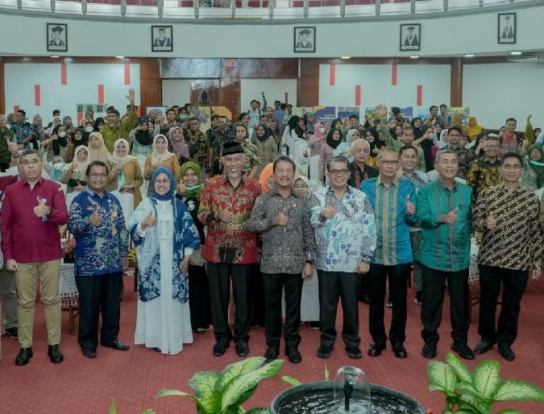 Foto bersama Menteri KKP Sakti Wahyu Trenggono, Gubernur Sumbar Mahyeldi, Rektor Unand Prof Dr Yuliandri SH MH. (Dok : Istimewa)