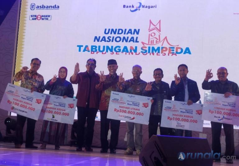 Para pemenang grand prize Rp 500 juta dan Rp 100 juta diwakili direksi BPD, Gubernur Sumbar Mahyeldi Ansharullah, Wakil Ketua Asbanda Fidri Arnaldy dan Direktur Utama Bank Nagari Muhamad Irsyad di Hotel Truntum Padang, Kamis (9/3) malam. (Foto : Fajril)