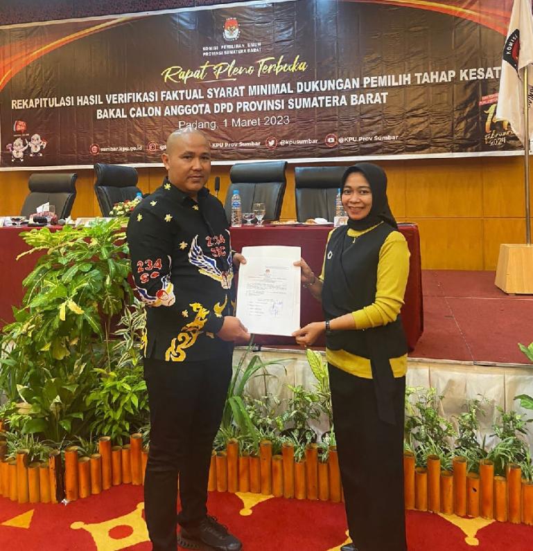 Yonder WF Alvarent, bakal calon DPD RI terima berkas berita acara hasil rekapitulasi dukungan dari Ketua KPU Sumbar, Yanuk Sri Mulyani di Padang, Rabu malam (1/3). (Dok : Istimewa)