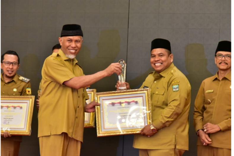 Bupati Suhatri Bur terima piagam yang diserahkan Gubernur Sumbar Mahyeldi, Selasa, (21/3). (Dok : Istimewa)