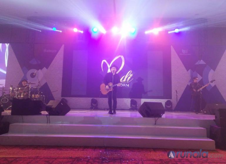 Aksi apik band Padi Reborn saat Malam Penarikan Undian Nasional Tabungan Simpeda di Hotel Truntum Padang, Kamis (9/3) malam. (Foto Fajril)