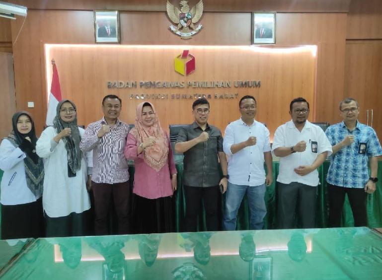 Anggota DPD RI, Alirman Sori bersama jajaran Bawaslu Sumbar, Rabu sore (8/3). (Dok : Istimewa)