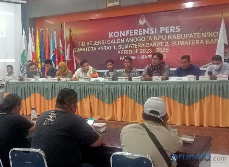 Para timsel penerimaan calon anggota KPU kabupaten kota di Sumbar saat jumpa pers bersama wartawan, Senin malam (6/3). (Foto : Istimewa)