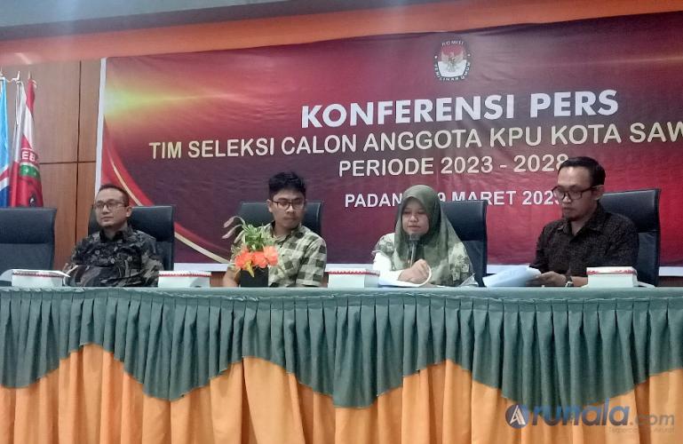 Timsel penerimaan calon anggota KPU Kota Sawahlunto saat jumpa pers dengan wartawan, Minggu malam (19/3). (Foto : Arzil)