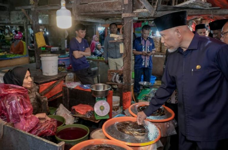 Terlihat Gubernur Mahyeldi berdialog dengan pedagang yang ada di Pasar Banto Bukittinggi saat meninjau harga sembako di pasar itu, Jumat pagi (31/3). (Dok : Istimewa)