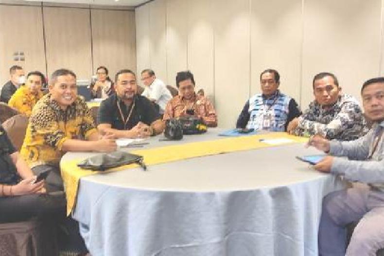 Wakil Ketua KI Sumbar, Arif Yumardi dan Komisioner KI Sumbar Adrian Tuswandi ikuti Sosialisasi Perki No. 1 tahun 2019 tentang Standar Layanan dan Sengketa Informasi Pemilu dan Pemilihan, di Bekasi Jawa Barat, Kamis (30/3). (Dok : Istimewa)