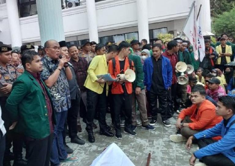 Ketua DPRD Sumbar, Supardi dengan kawalan petugas keamanan temui mahasiswa yang lakukan unjuk rasa, di Gedung DPRD Sumbar, Kamis siang (30/3). (Dok : Istimewa)
