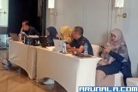 Staf Sekretariat KPU Sumbar yang mengawasi jalannya tes wawancara bagi calon anggota KPU Sumbar periode 2023-2028 yang dilaksanakan timsel di Hotel Santika Premiere Padang, Selasa (21/3). (Foto : Arzil)