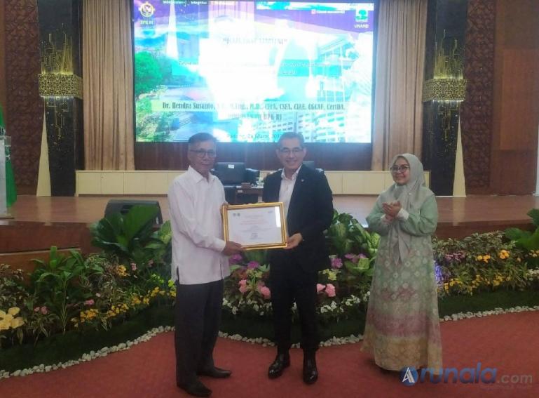 Wakil Rektor I Unand Prof Dr Mansyurdin MS menyerahkan sertifikat kepada Pimpinan VII BPK RI Dr Hendra Susanto ST MEng MH CFrA CSFA CIAE CGCAE CertDA usai kuliah umum di Convention Hall Unand, Selasa (21/3). (Foto : Fajril)